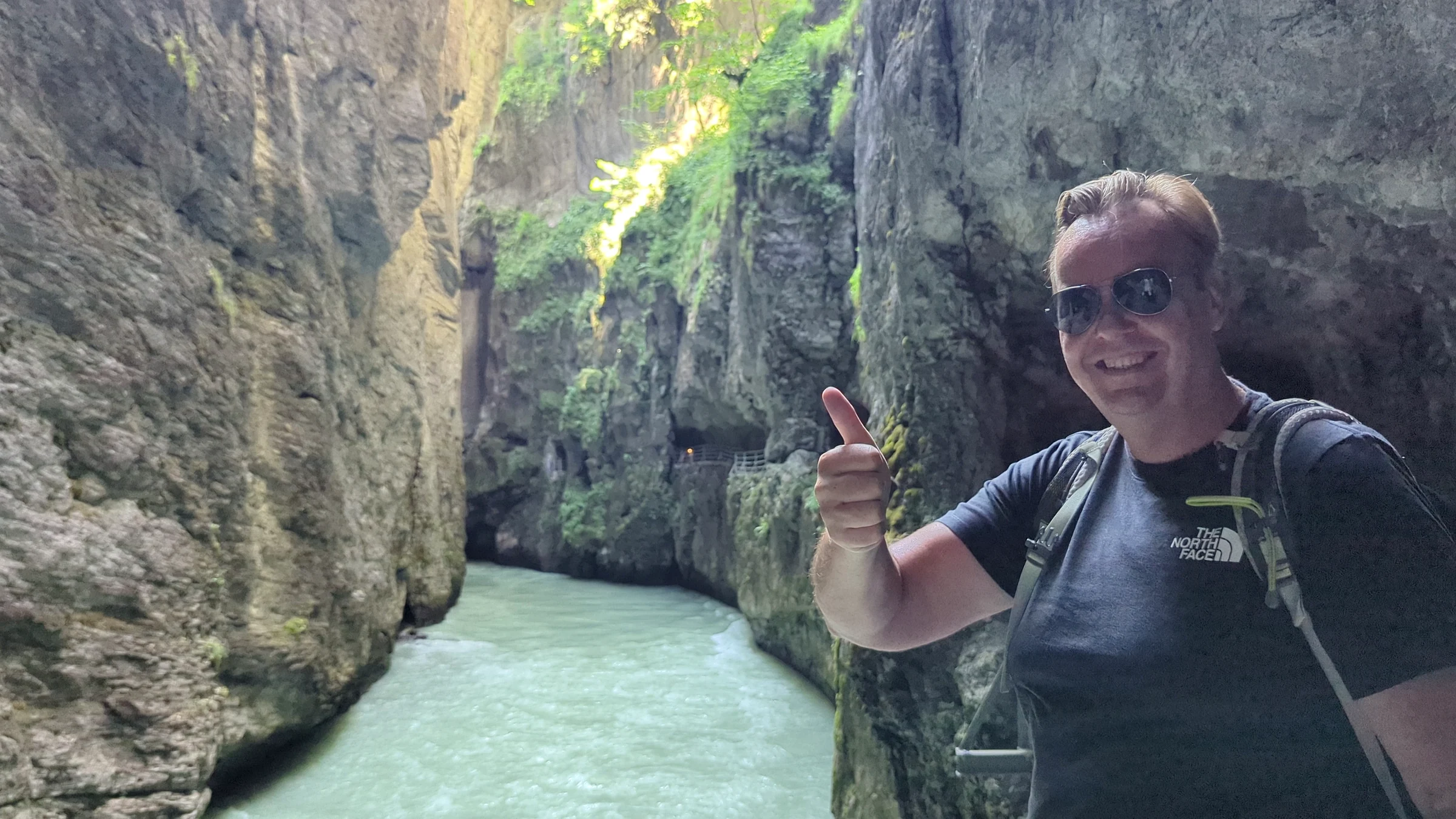 Autor Alexander Haselhoff mit Daumen hoch auf dem Steg in der engen Aareschlucht über dem milchig grünen Fluss