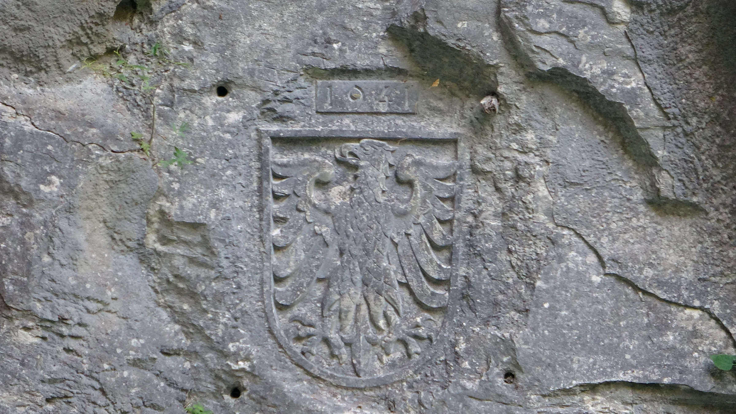 In die Felswand der Aareschlucht gemeißeltes Wappen mit dem Hasliadler