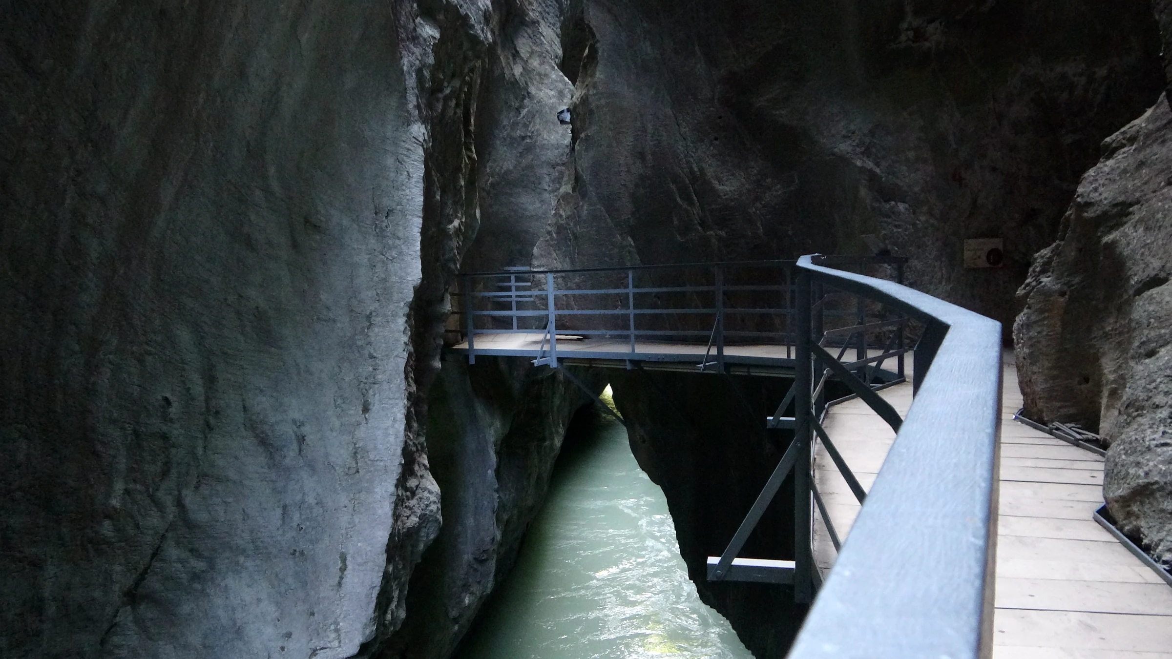 Gesicherter Steg und Stahlbrücke über der engen, tosenden Aare in der Aareschlucht