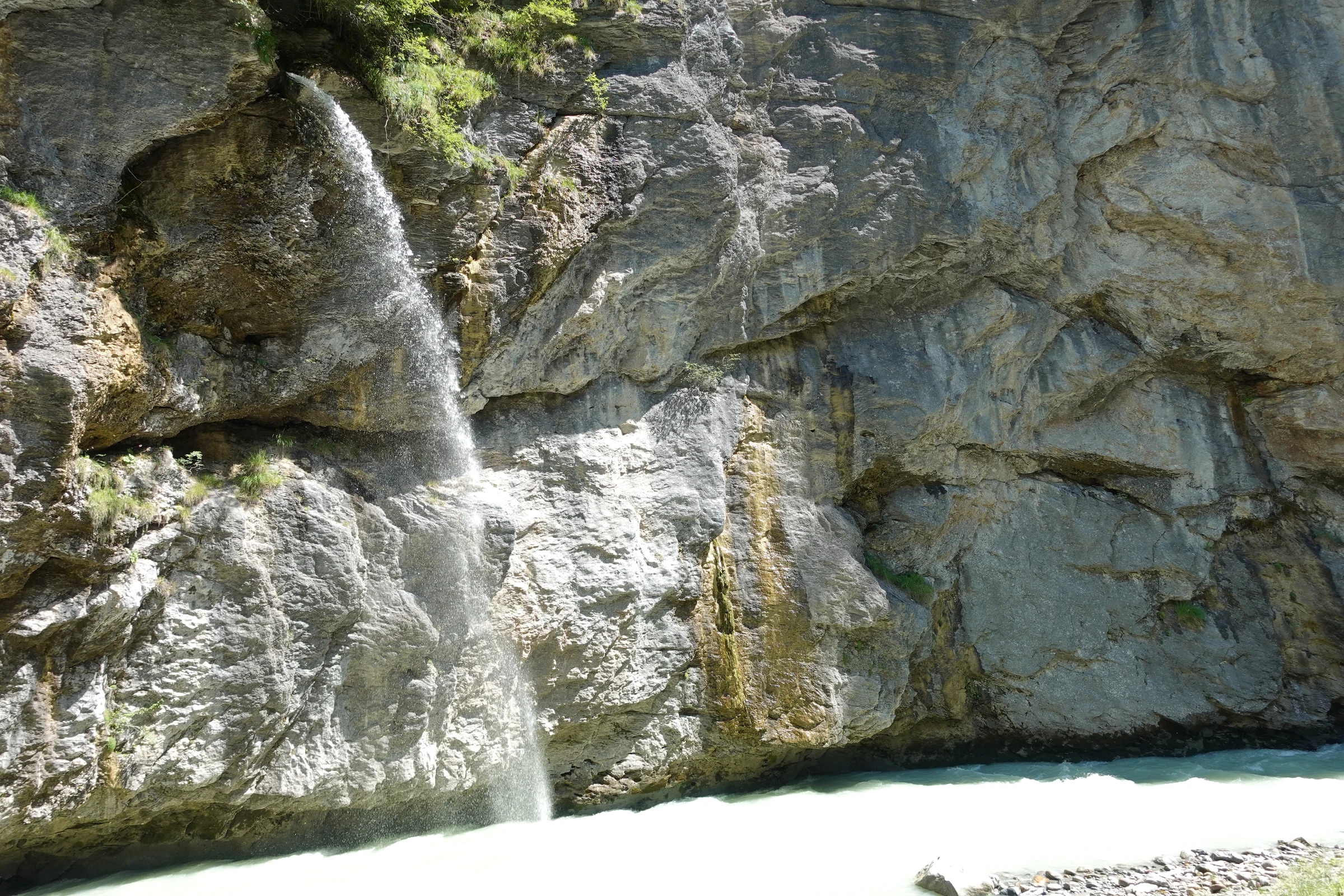 Schräybach-Wasserfall stürzt über die Kalkwand in die Aare, Aareschlucht bei Sonne
