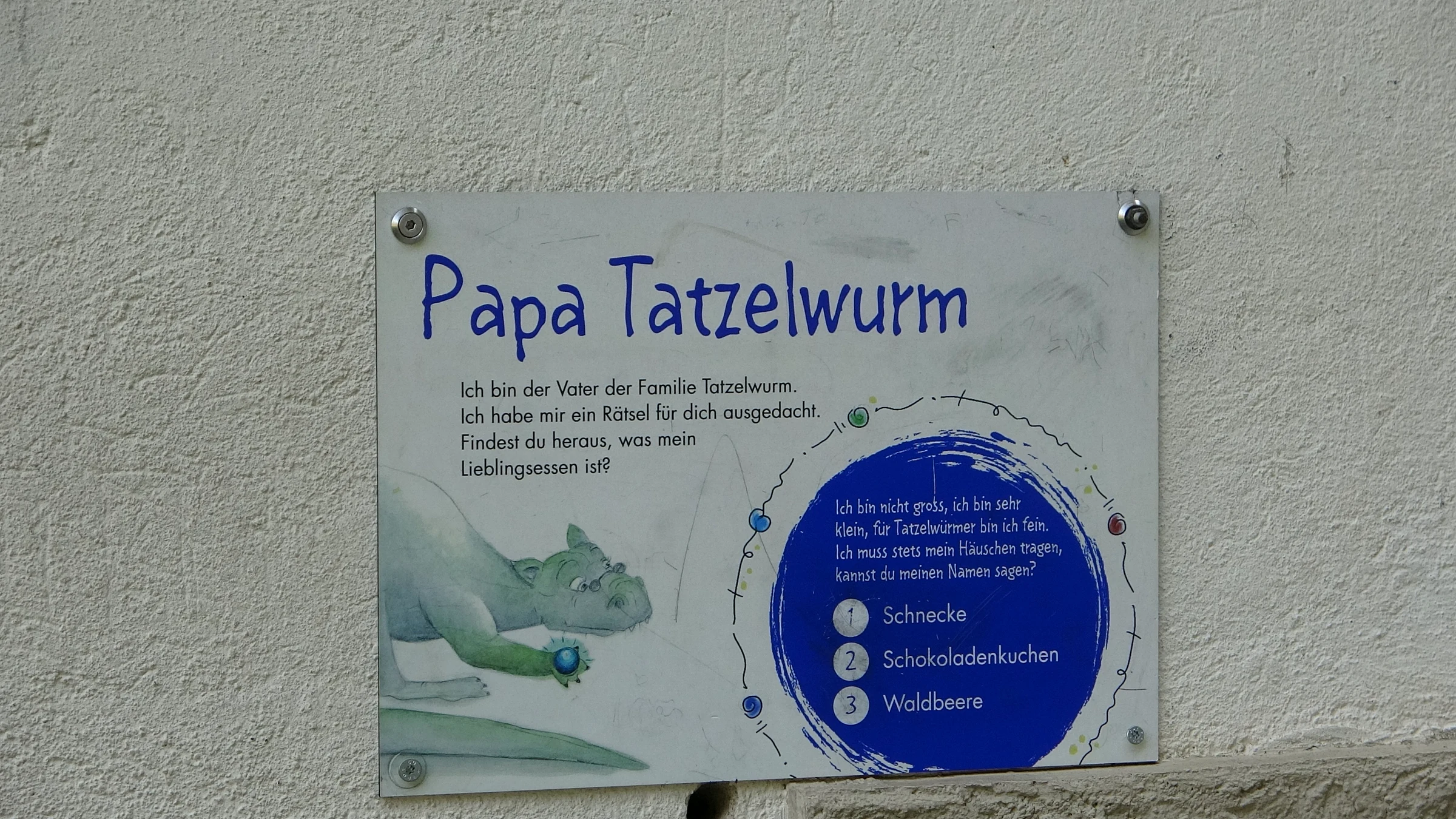 Tafel Papa Tatzelwurm mit Kinderrätsel am Eingang West der Aareschlucht
