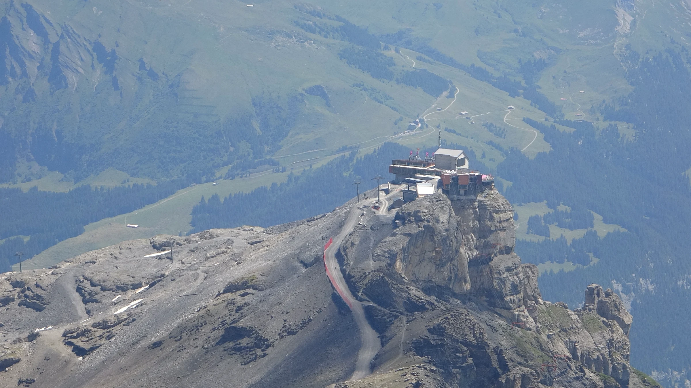 Station Birg auf ihrem Felskopf, vom Schilthorn-Gipfel aus gesehen