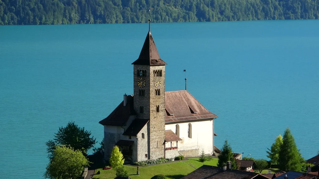 Kirche von Brienz über dem türkisfarbenen Brienzersee