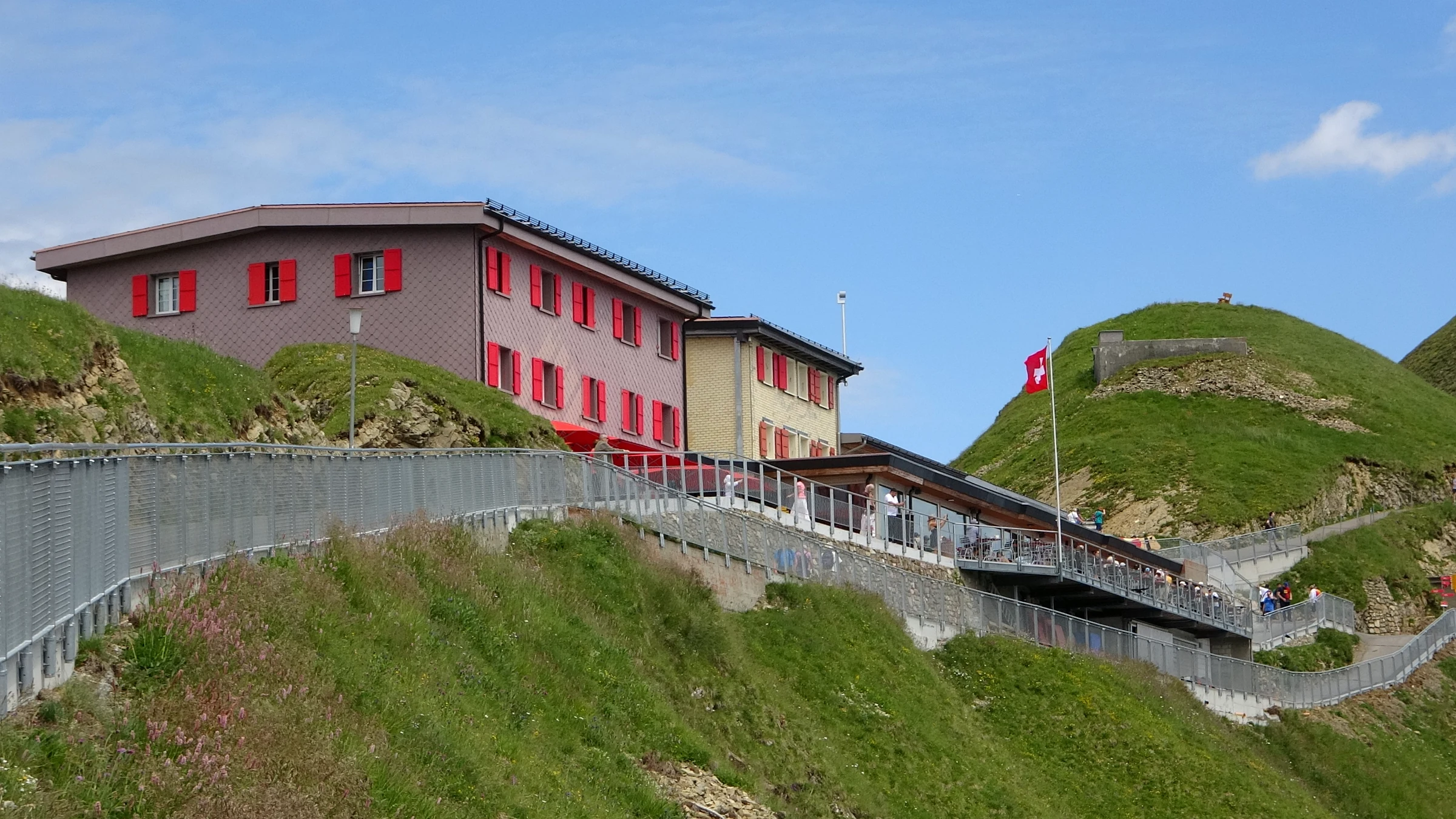 Rot-weißes Berghaus Rothorn Kulm mit dem Steg zur Bahnstation auf dem Brienzer Rothorn