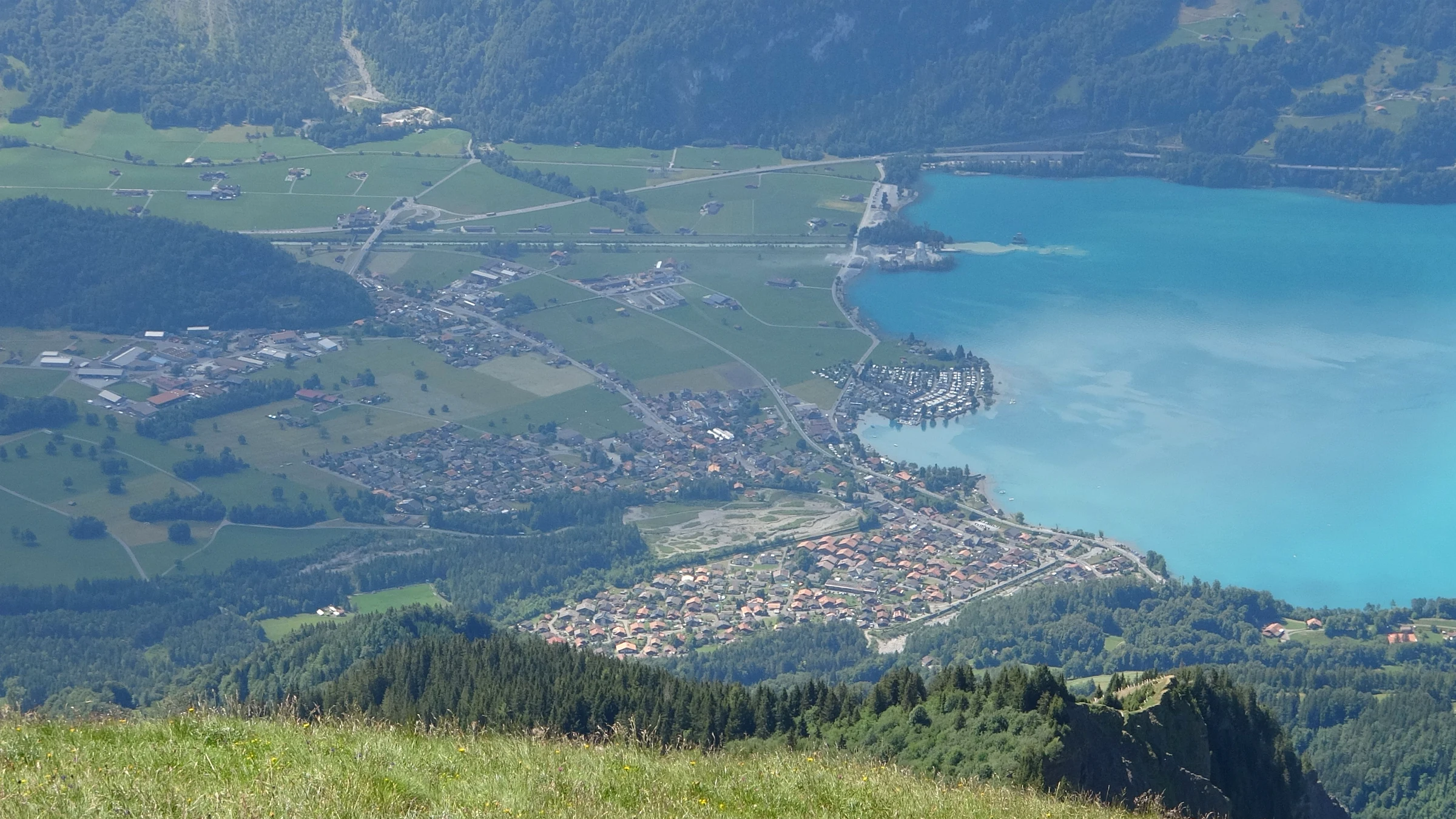 Das Dorf Brienz und das obere Ende des Brienzersees vom Brienzer Rothorn aus gesehen