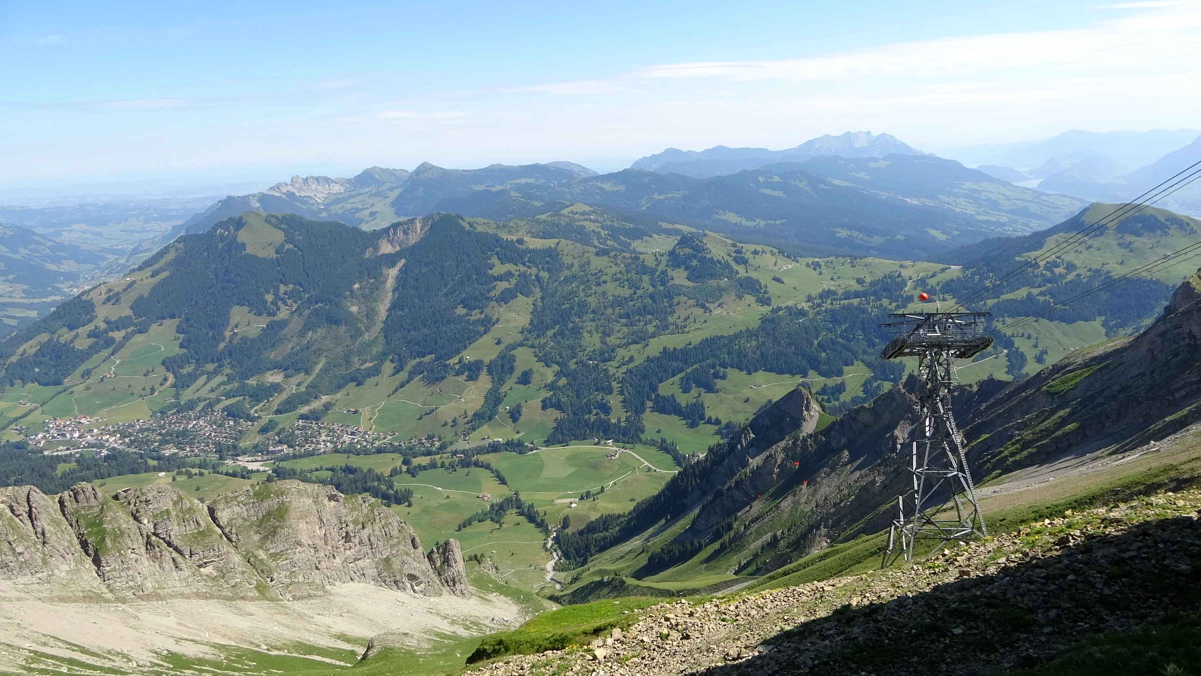 Blick von der Bergstation der Luftseilbahn Brienzer Rothorn hinunter nach Sörenberg ins Entlebuch