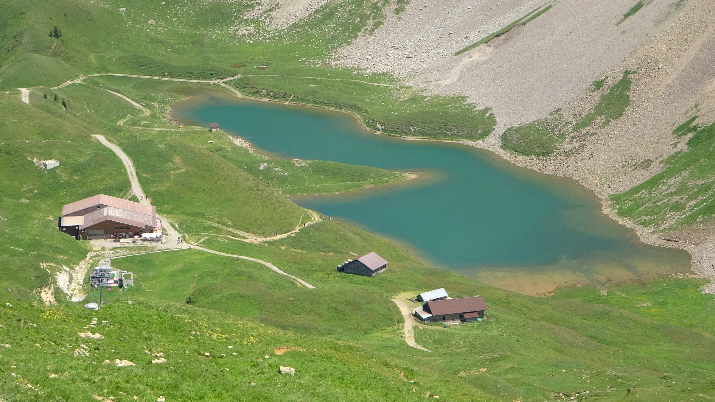 Der Eisee unterhalb des Brienzer Rothorns mit dem Berghaus Eisee und Alphütten