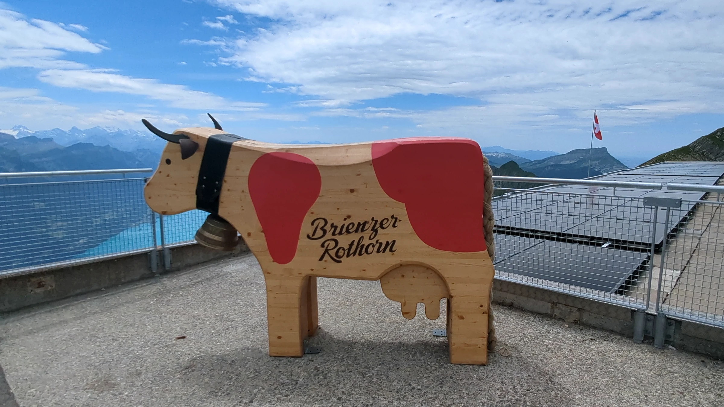 Holzkuh mit der Aufschrift Brienzer Rothorn auf der Aussichtsplattform über dem Brienzersee