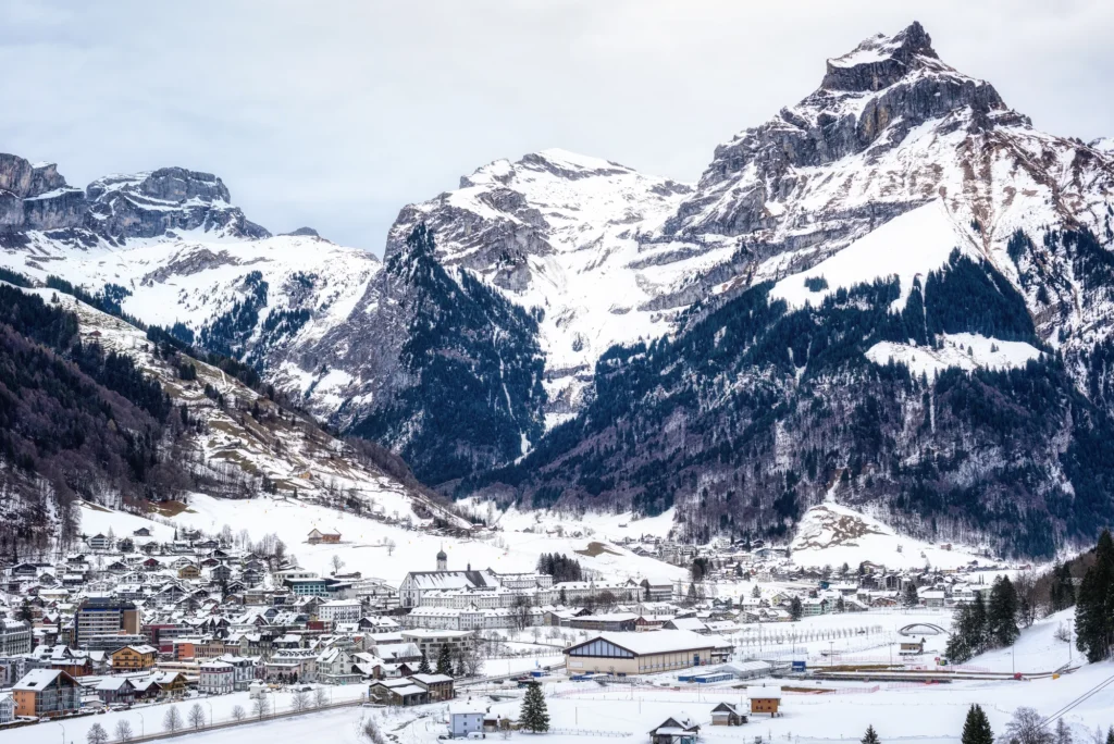Engelberg im Schnee unter steilen Kalkgipfeln
