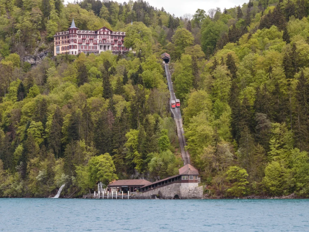 Grandhotel Giessbach über dem Brienzersee, auf der Strecke hinunter zur Schiffstation Giessbach See kreuzen sich die beiden roten Wagen der Standseilbahn