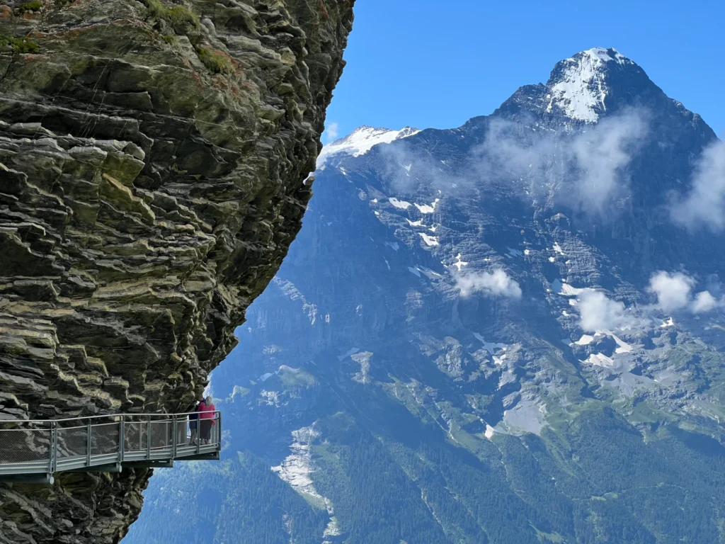 Metallsteg des First Cliff Walk an einer Felswand, dahinter die Eiger-Nordwand