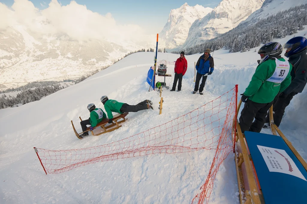 Zwei Männer auf einem traditionellen Hornschlitten im Rennen in Grindelwald