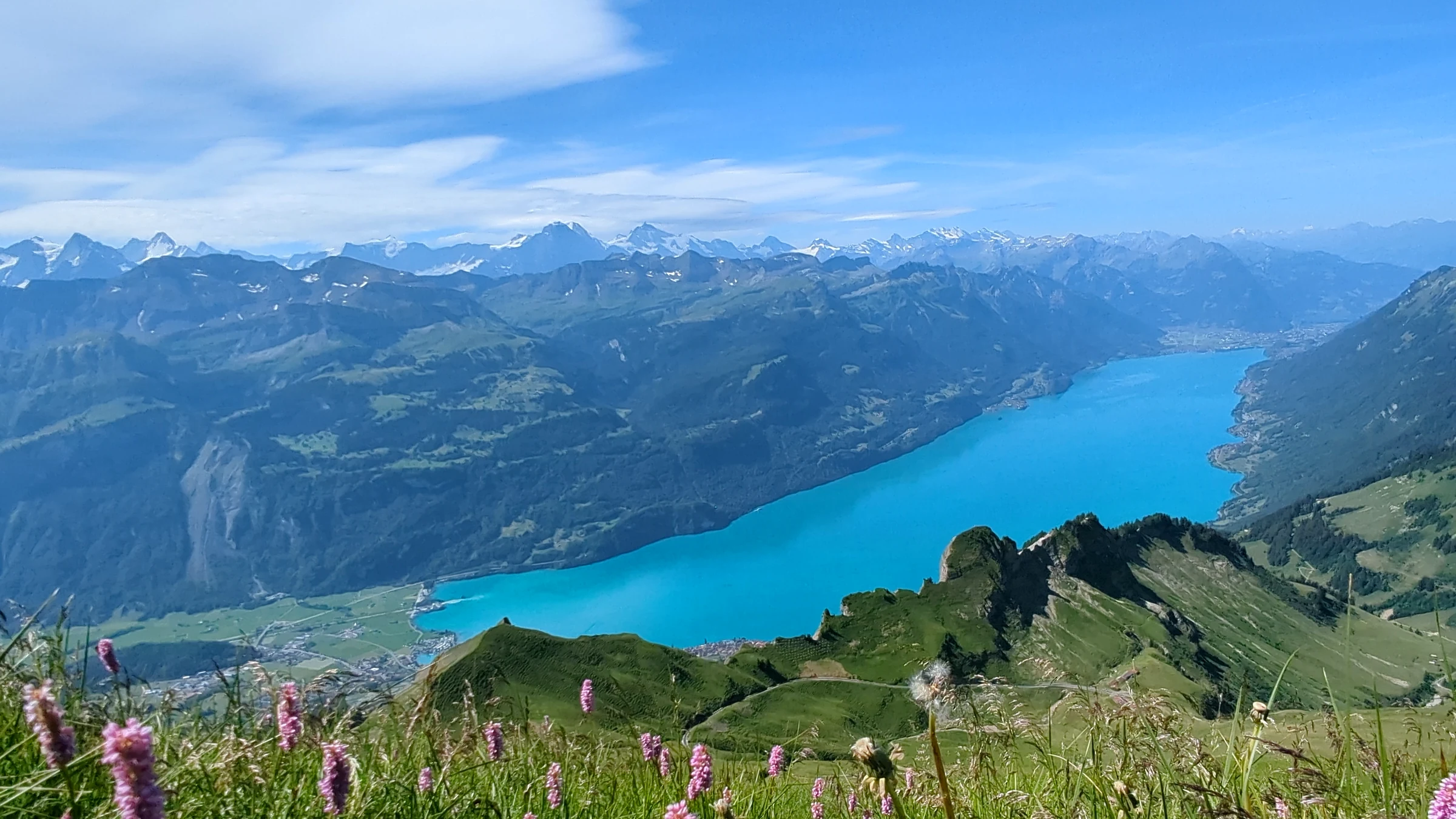 Türkisfarbener Brienzersee vom Gipfel des Brienzer Rothorns, am Horizont die Berner Alpen
