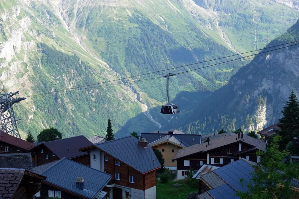 Kabine der neuen Seilbahn fährt von Mürren ins Lauterbrunnental
