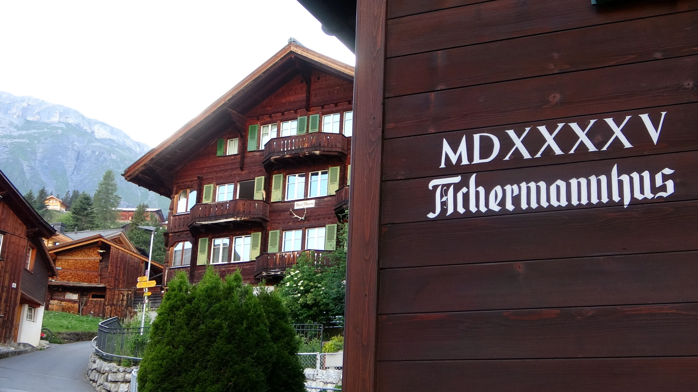 Altes Haus in Mürren mit der römischen Jahreszahl MDXXXXV an der dunklen Holzwand