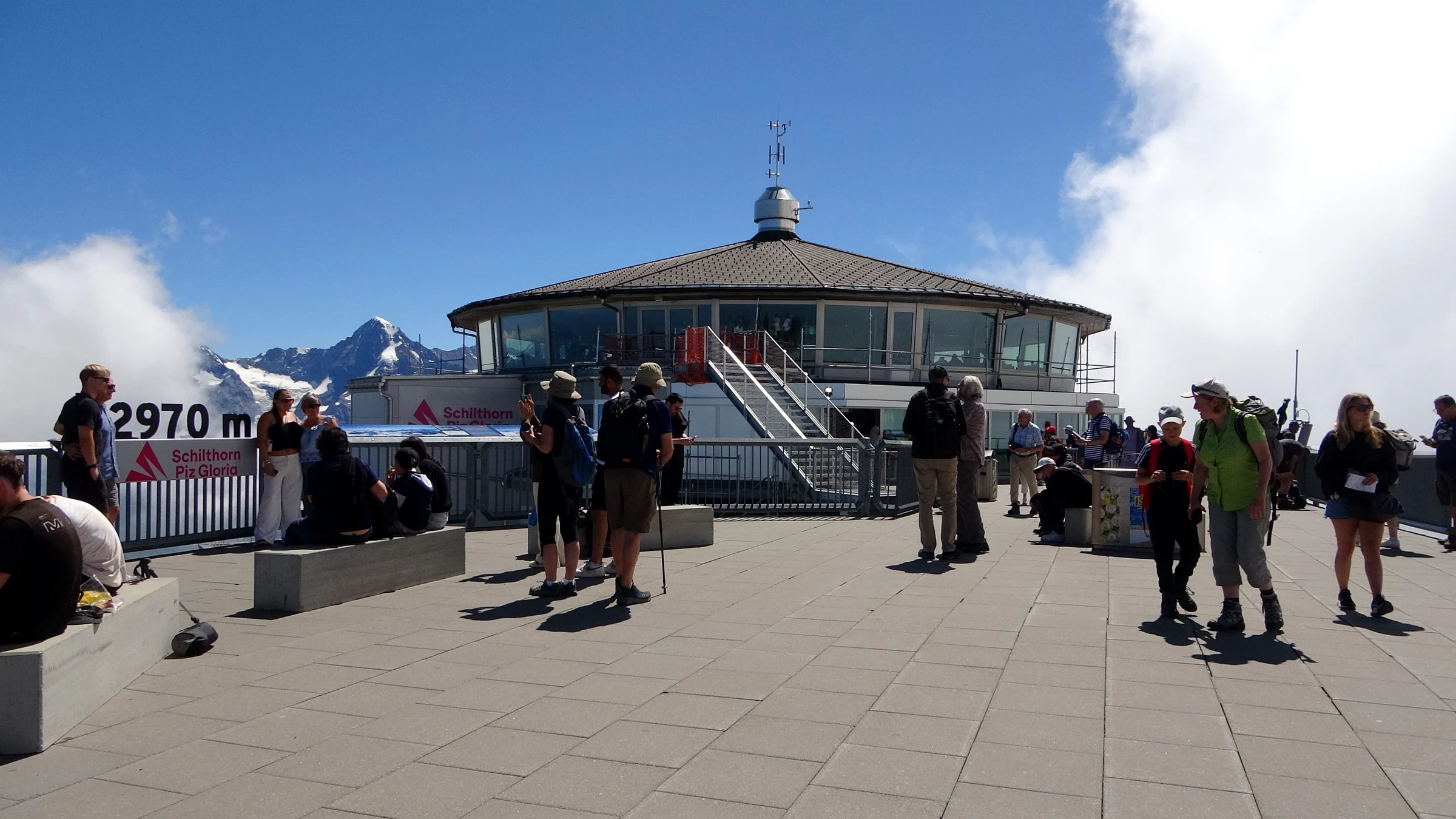Gipfelterrasse des Schilthorns mit dem runden Drehrestaurant Piz Gloria