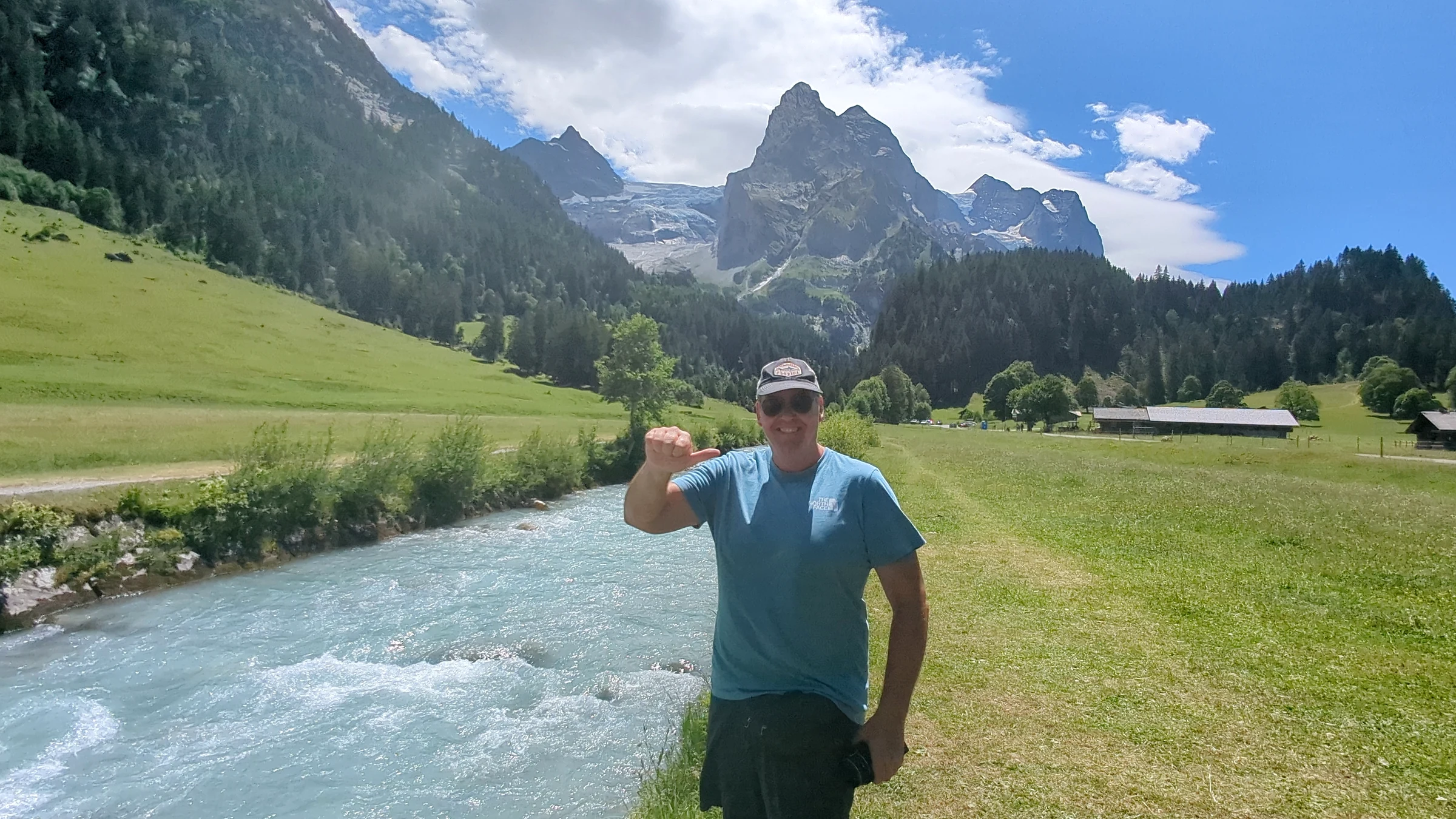 Autor Alexander Haselhoff an der Reichenbach auf den Wiesen unterhalb von Rosenlaui, dahinter Wellhorn und Gletscher
