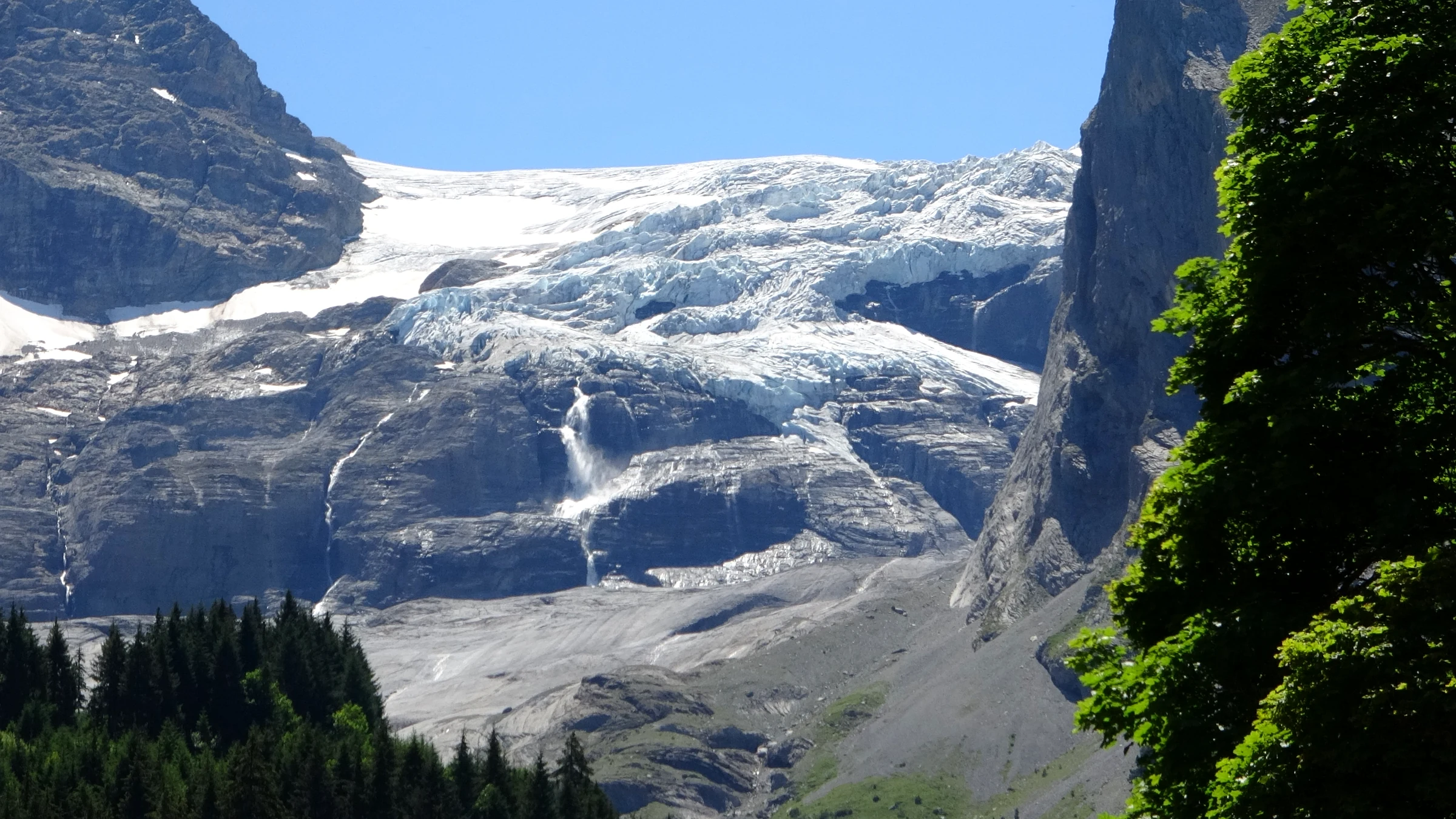 Zerklüfteter Rosenlauigletscher mit Schmelzwasserfällen über glattem Fels