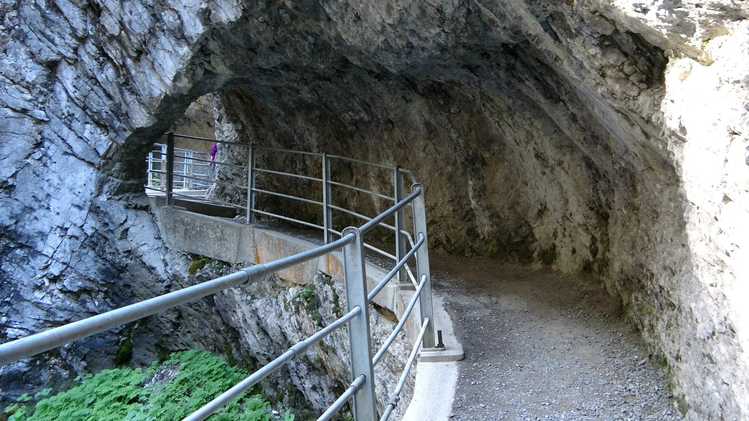 Kiesweg mit Geländer als Halbtunnel in die Felswand der Rosenlauischlucht gesprengt