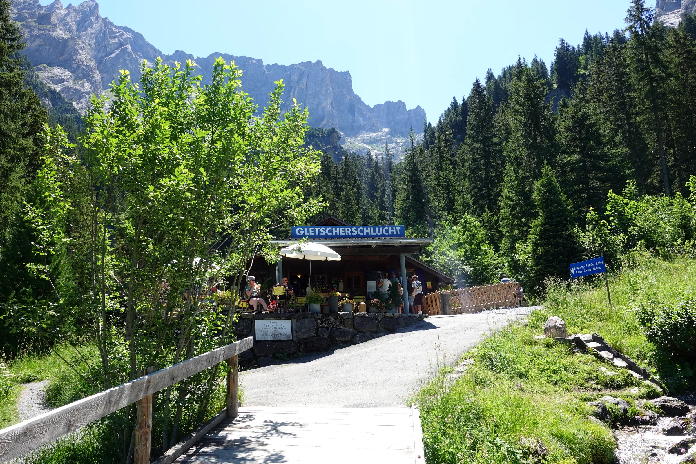 Café Schluchthüttli und Kasse am Eingang der Gletscherschlucht Rosenlaui, dahinter die Engelhörner