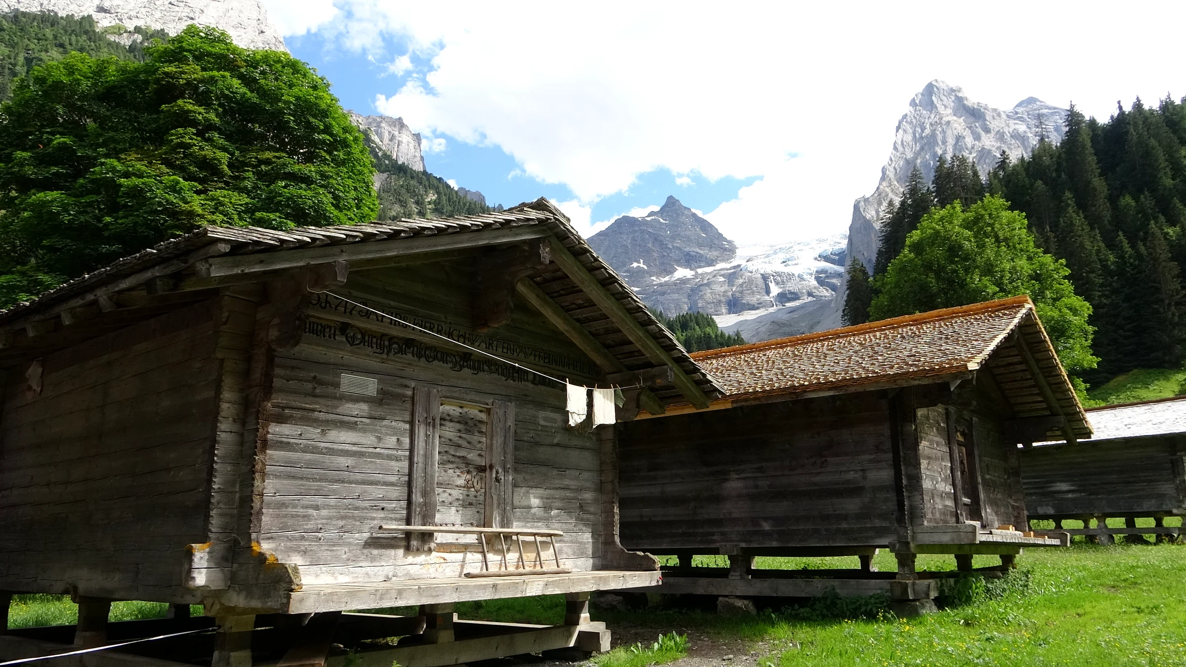 Alte Holzspeicher auf Stelzen im Rosenlauital mit Wellhorn und Gletscher im Hintergrund