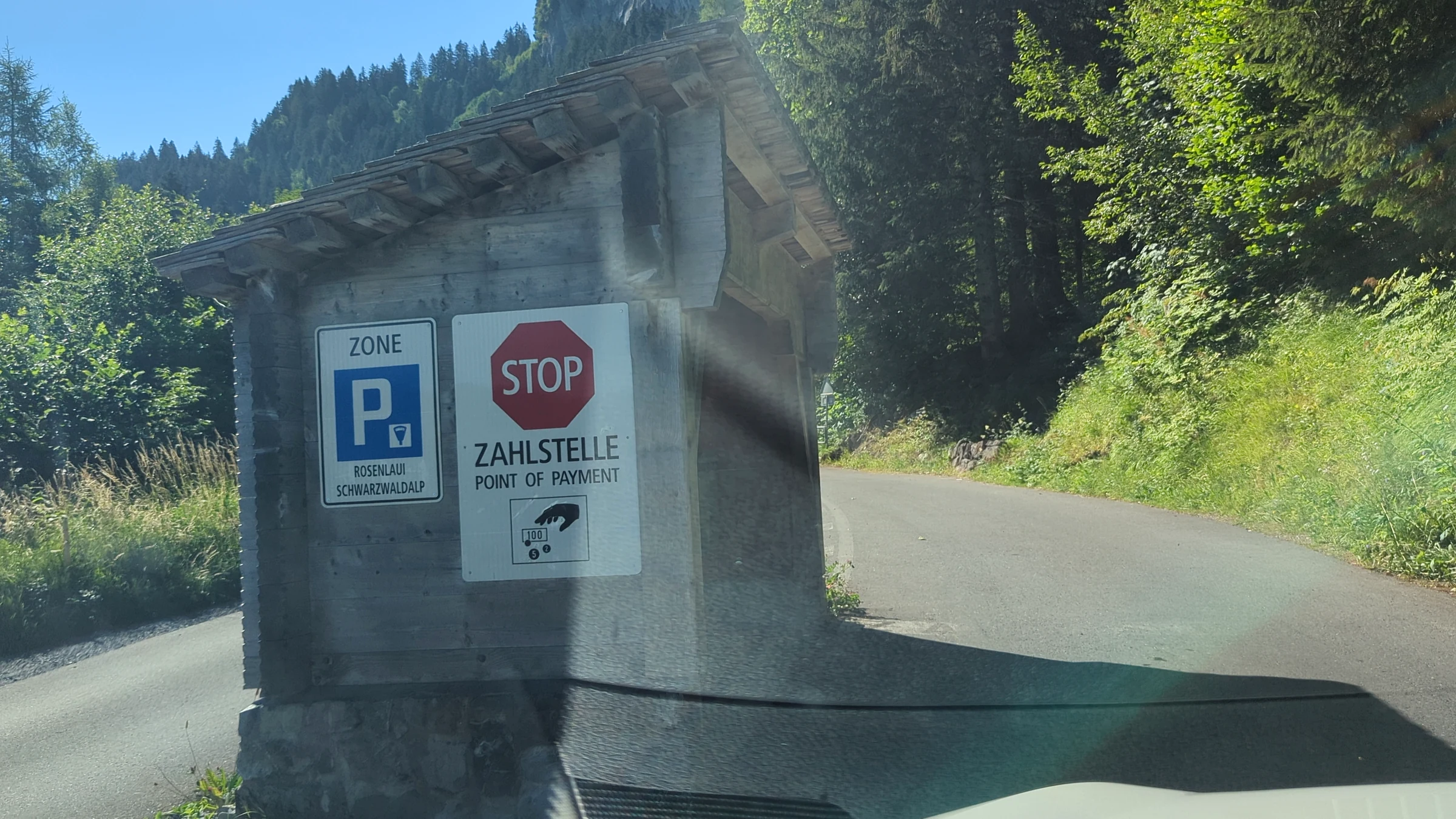 Zahlstelle mit STOP-Schild und Parkzonen-Schild Rosenlaui Schwarzwaldalp an der Talstraße