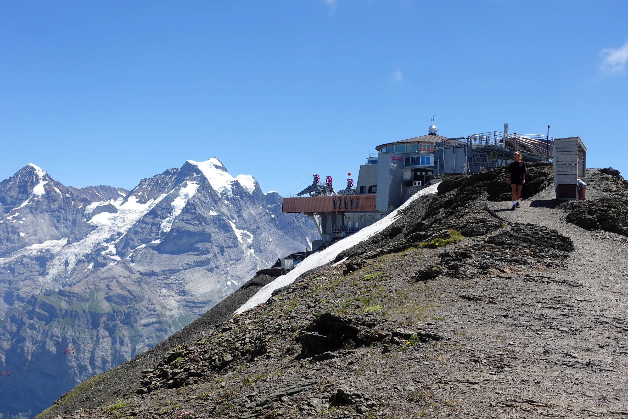 Gipfelstation Piz Gloria auf dem Schilthorngrat mit der Jungfrau im Hintergrund