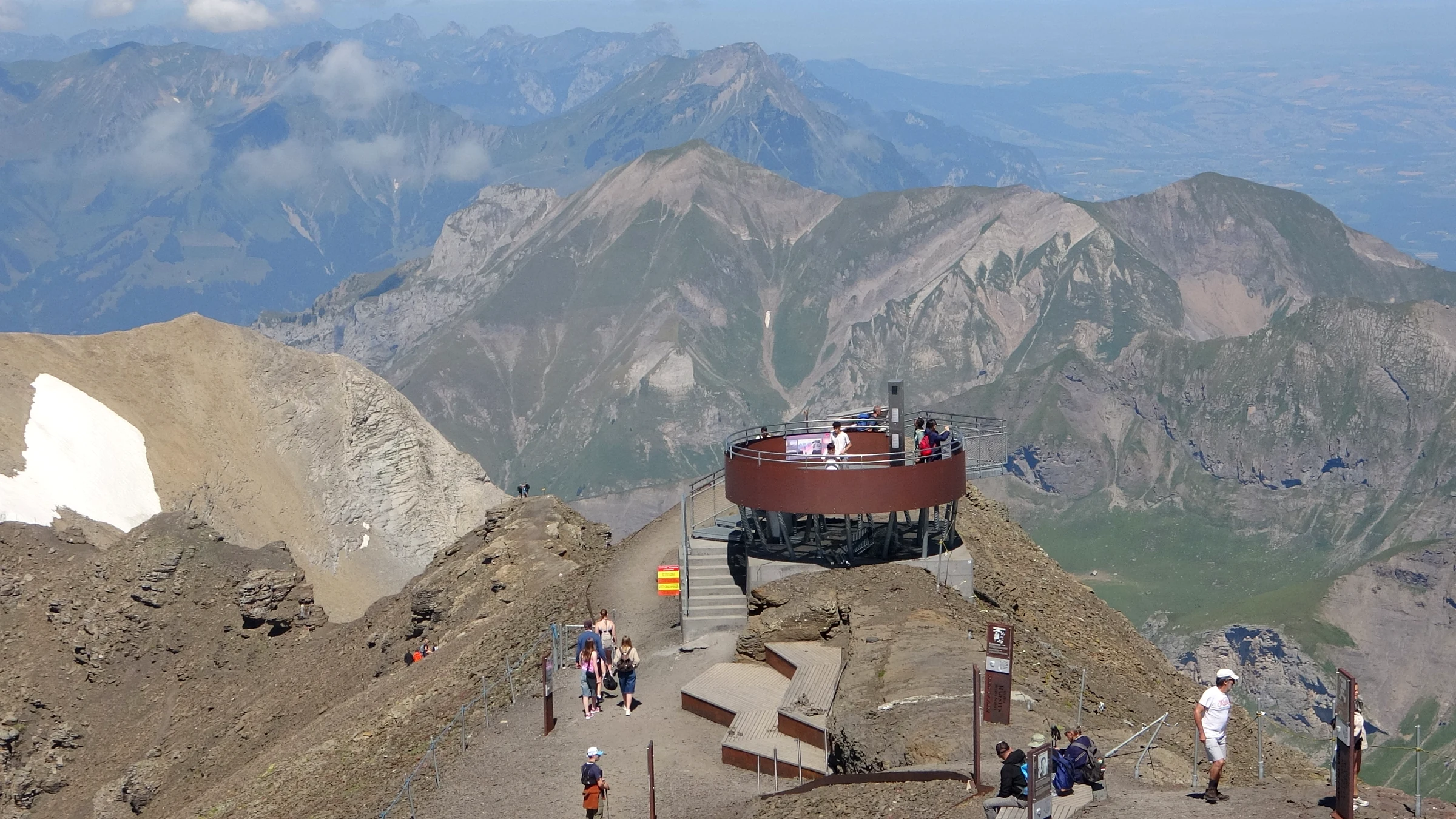 Runde Aussichtsplattform am Gratweg unterhalb des Schilthorn-Gipfels