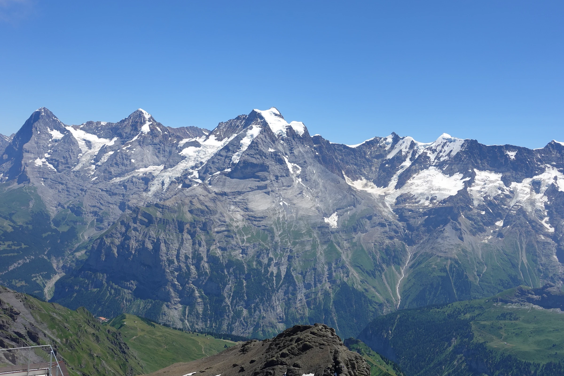 Eiger, Mönch und Jungfrau vom Schilthorn an einem klaren Julinachmittag