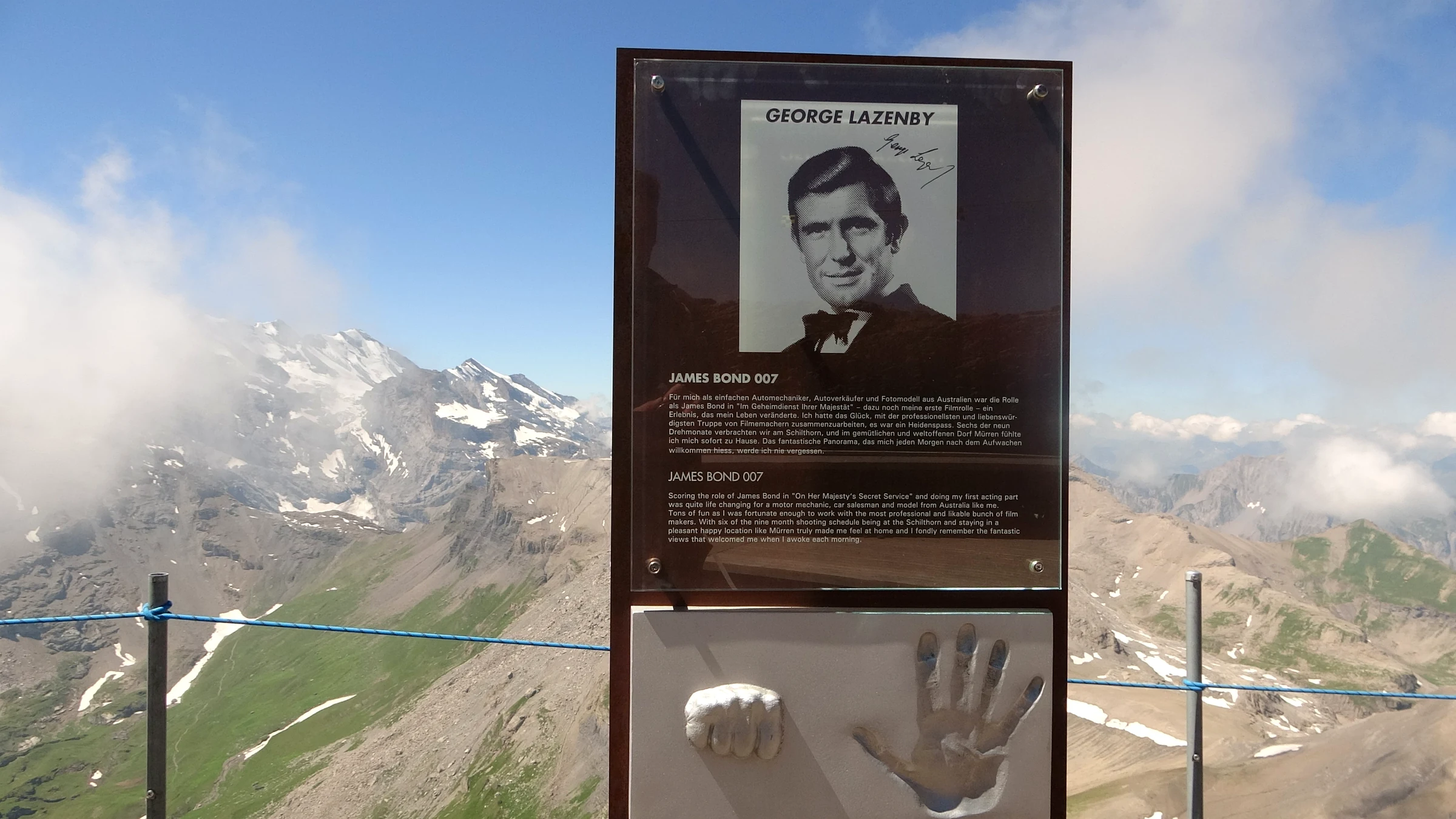 Tafel des Bond-Walk-of-Fame für George Lazenby mit Handabdruck auf dem Schilthorngrat
