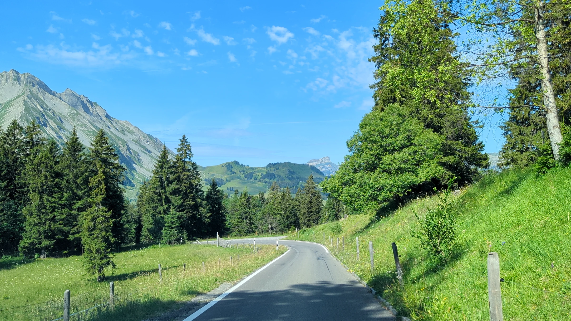 Panoramastraße über den Glaubenbielenpass Richtung Sörenberg an einem sonnigen Julimorgen