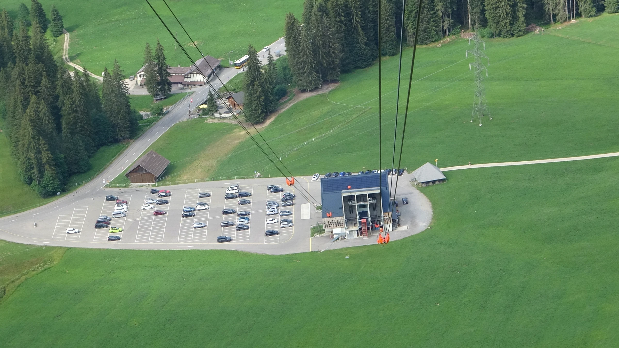 Talstation der Luftseilbahn Brienzer Rothorn in Sörenberg mit dem Parkplatz Schönenboden, aus der Kabine gesehen