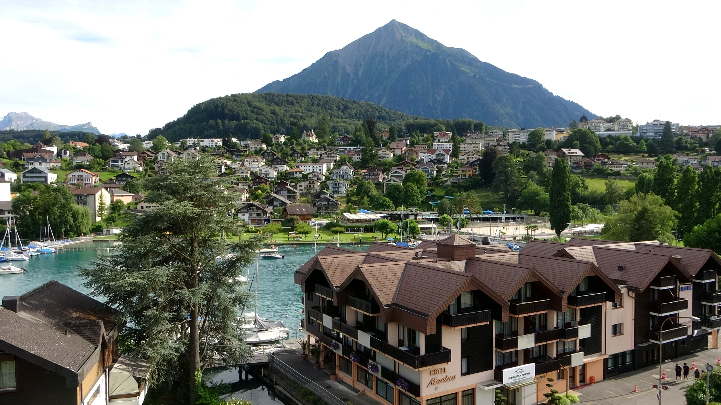 Der pyramidenförmige Niesen über den Häusern und der Bucht von Spiez