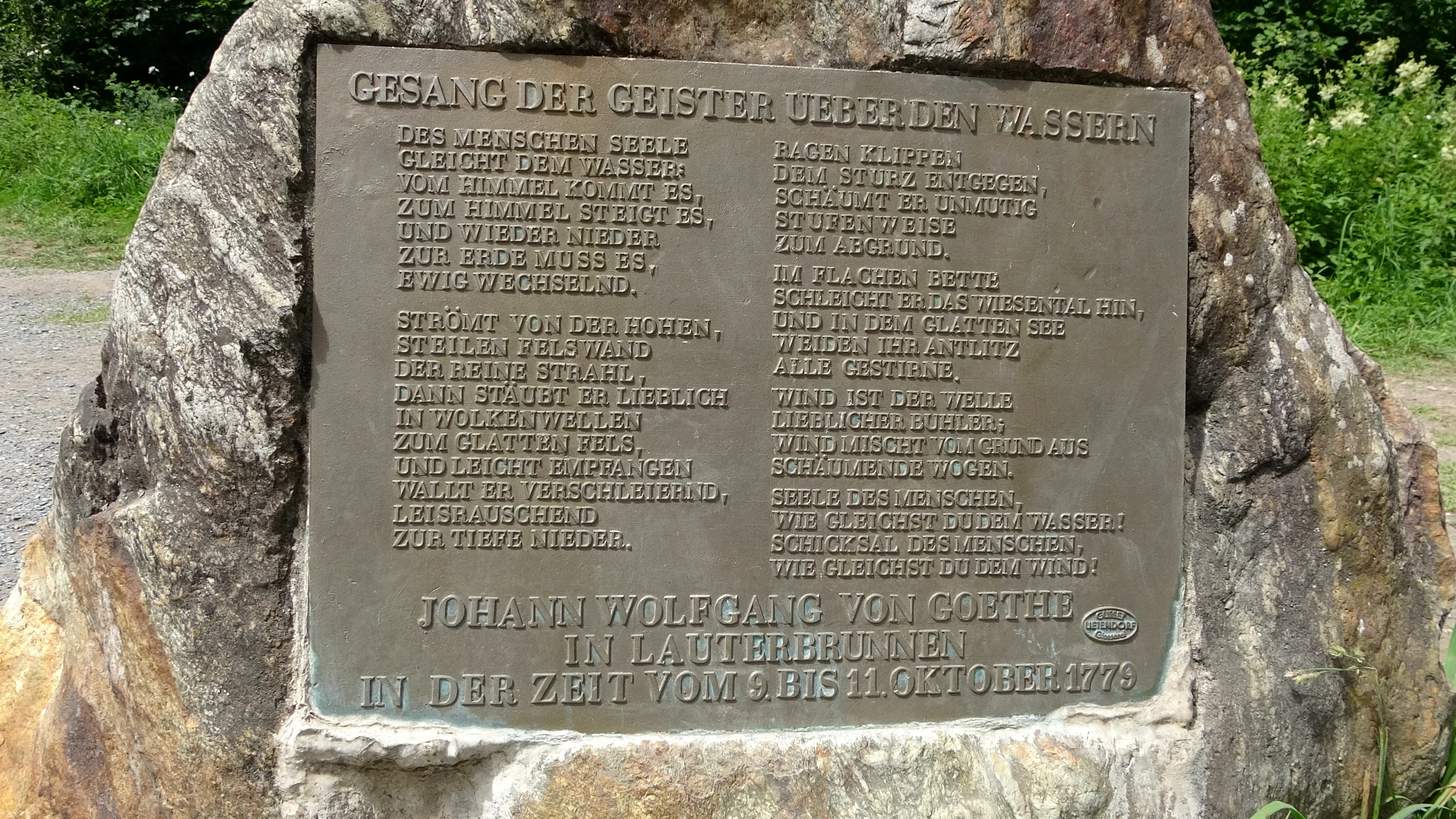 Bronzetafel mit Goethes Gedicht Gesang der Geister über den Wassern auf einem Felsblock beim Staubbachfall