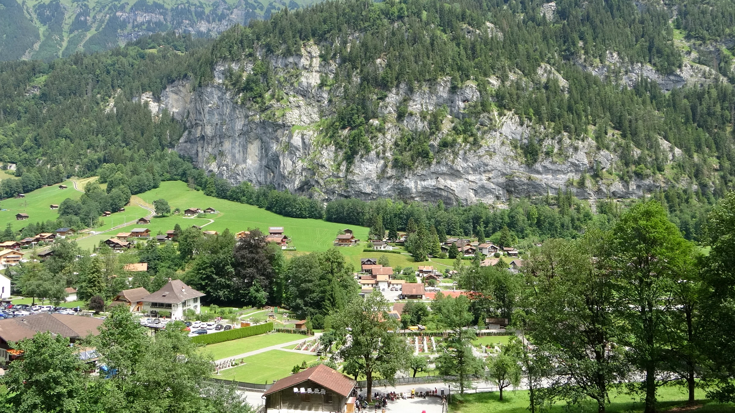 Blick vom Staubbachhubel hinunter auf Lauterbrunnen, die Kirche und die grünen Wiesen