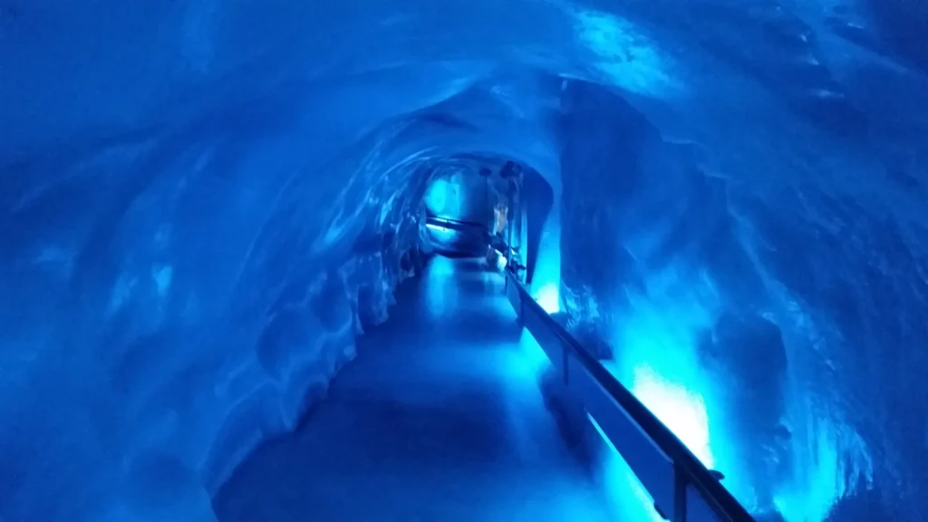 Gang durch die blau beleuchtete Gletschergrotte am Titlis, ins Eis geschnitten, mit Handlauf