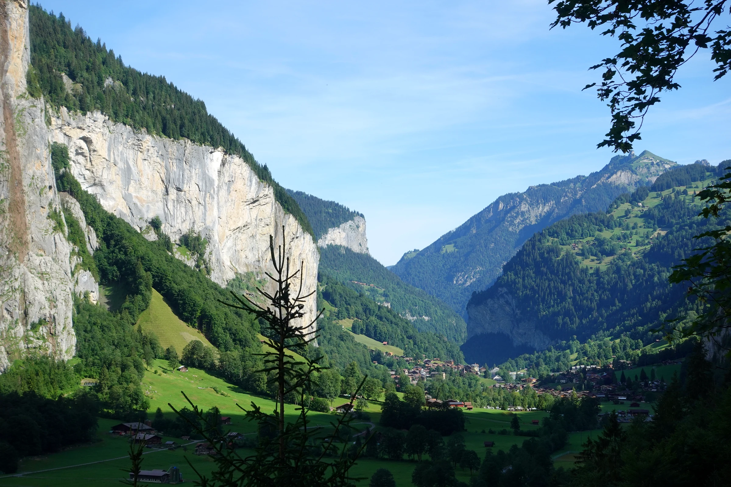 Blick von der Bergstation des Tunnellifts über das Lauterbrunnental mit seinen Felswänden