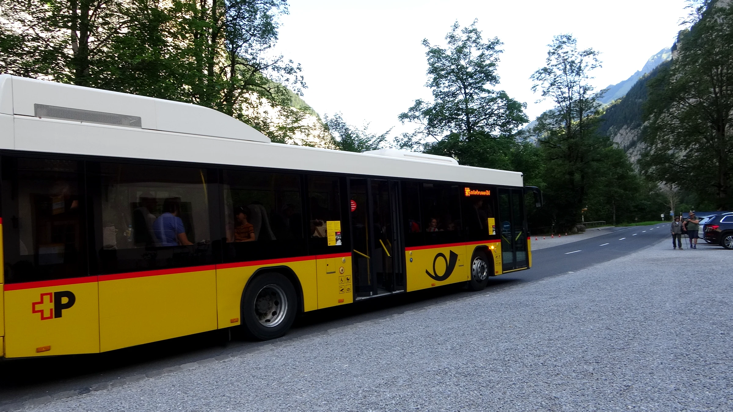 Gelbes Postauto an der Haltestelle Trümmelbachfälle vor dem Eingang